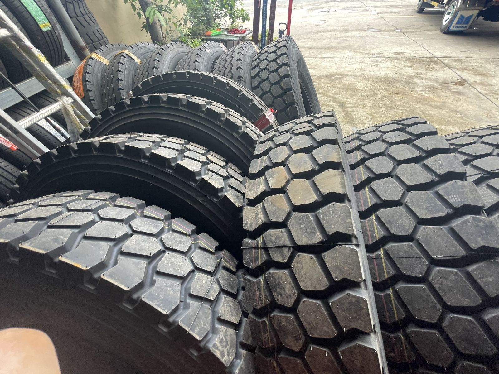 CUNG CẤP LỐP XE TẢI CŨ CHUYÊN DÙNG XE BEN - CONTAINER GIÁ RẺ TẠI DĨ AN BÌNH DƯƠNG